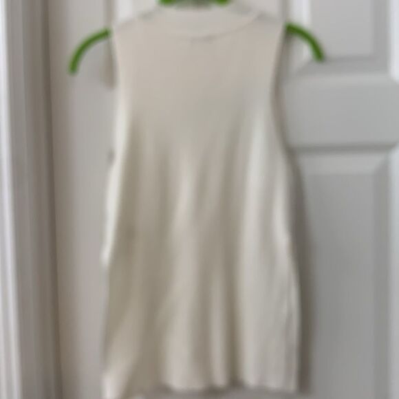 Crescent Size Medium sleeveless white mock turtleneck w/side splits - Picture 4 of 8